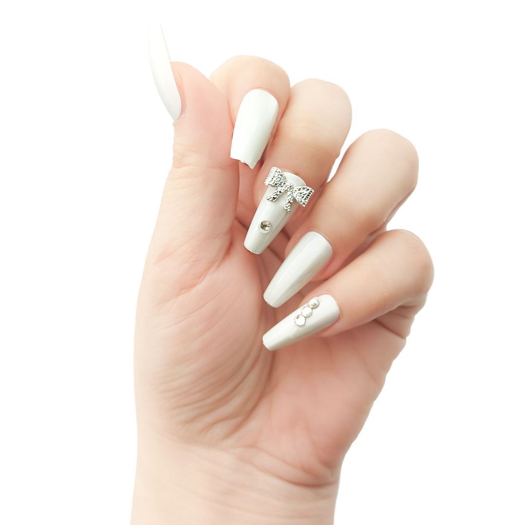 Inlaid With Silver Collar And White Nails