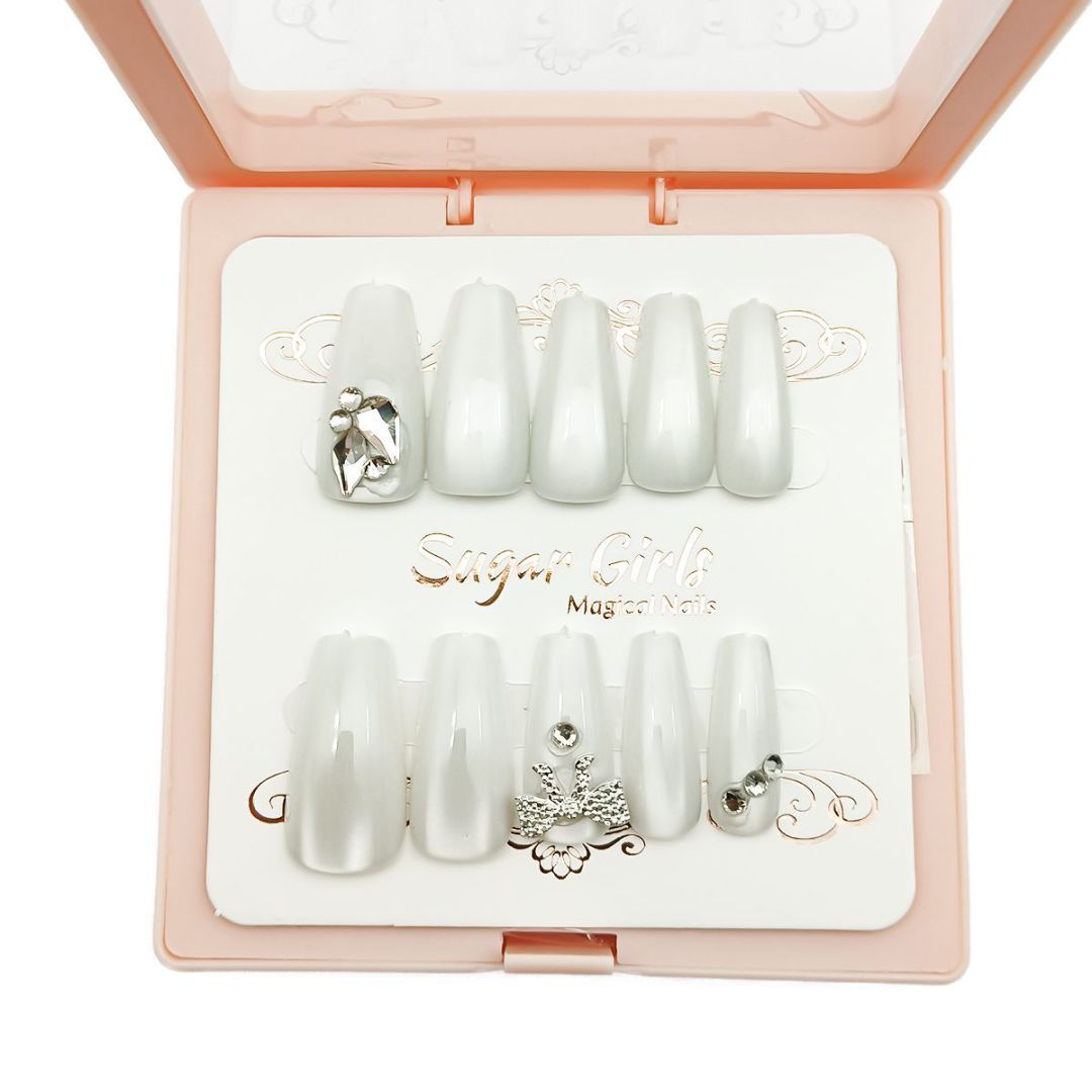 Inlaid With Silver Collar And White Nails