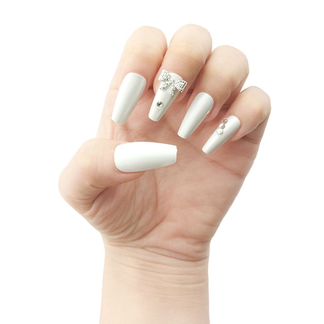 Inlaid With Silver Collar And White Nails
